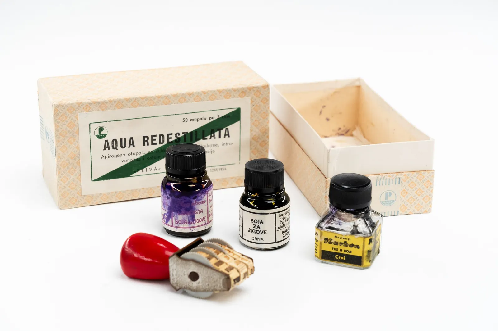 Škatla 'AQUA REDESTILLATA' s pisarniškimi pripomočki doktorja Franca Ambrožiča