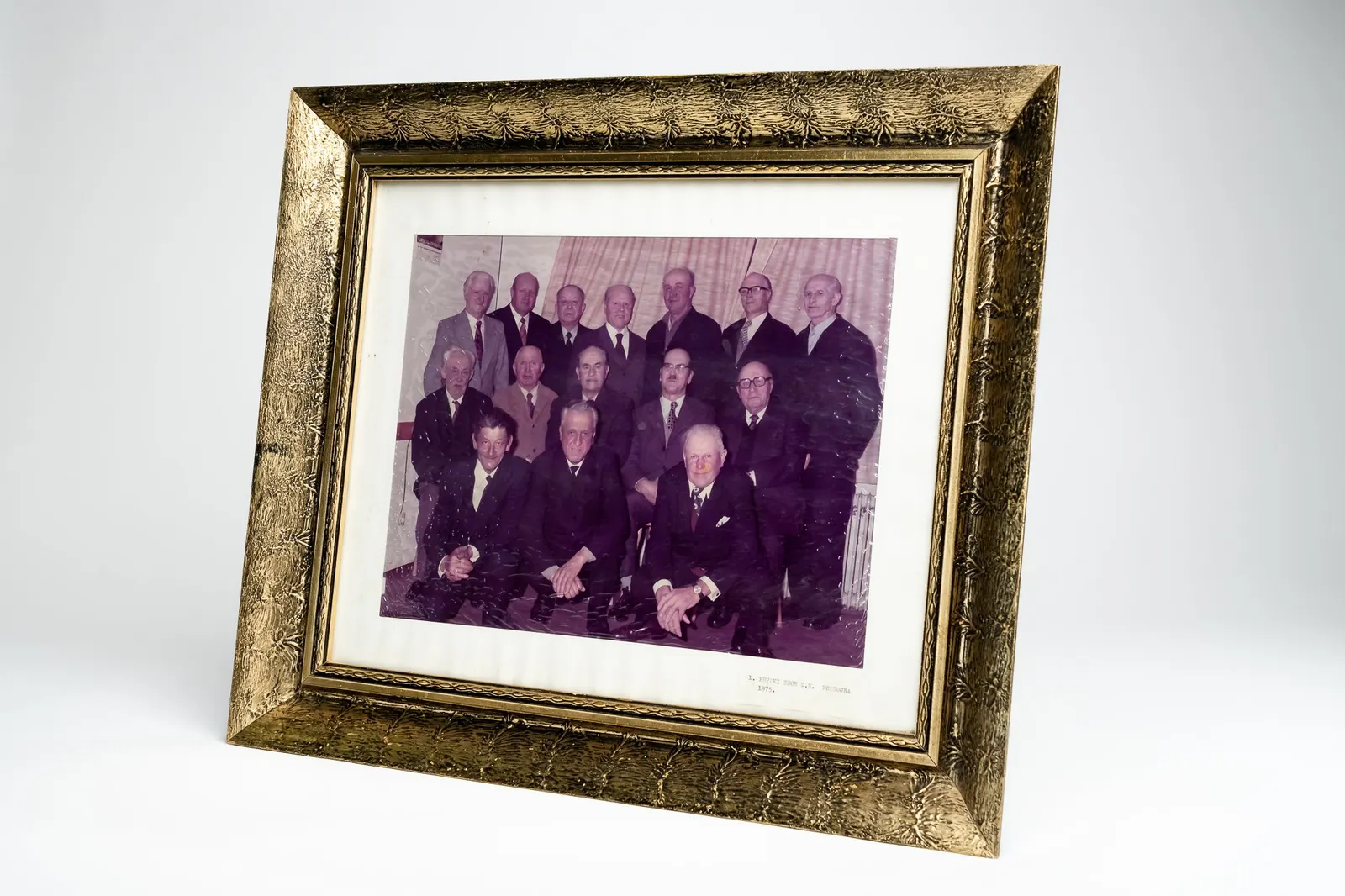 Uokvirjena fotografija pevskega zbora društva upokojencev Postojna, podarjena doktorja Francu Ambrožiču ob jubileju leta 1975