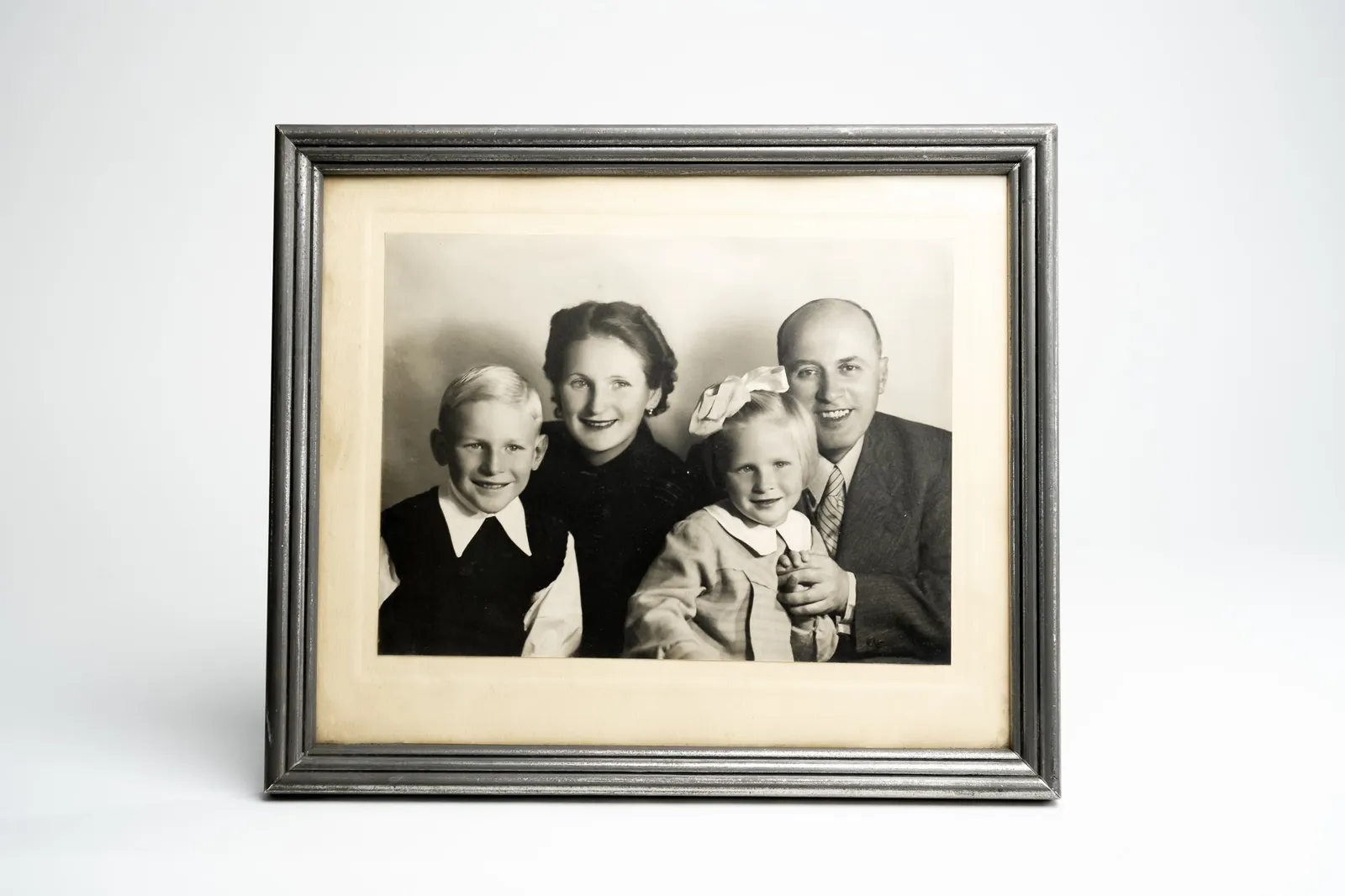Uokvirjena fotografija družine doktorja Franca Ambrožiča