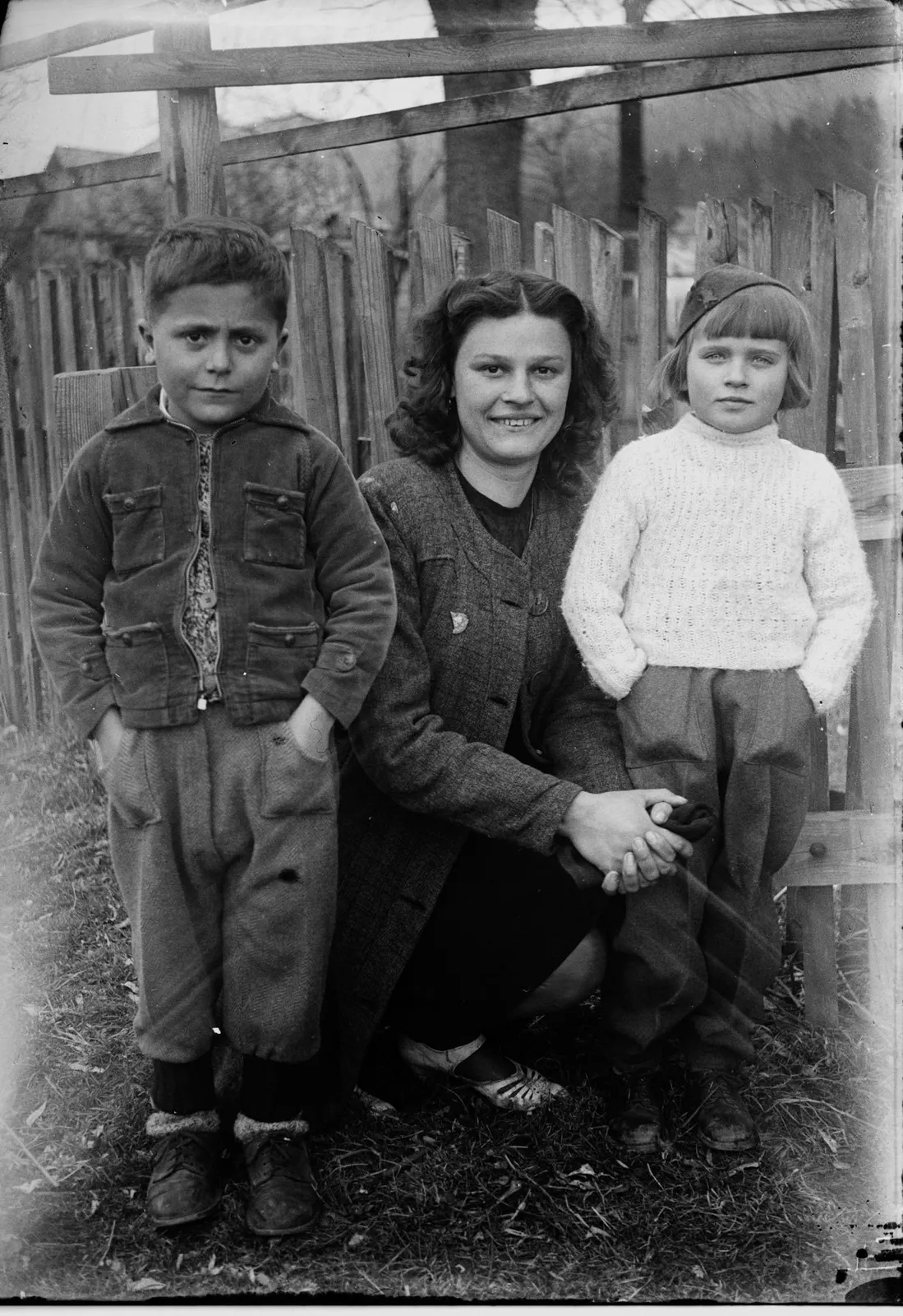 Skupinska fotografija ženske in otrok