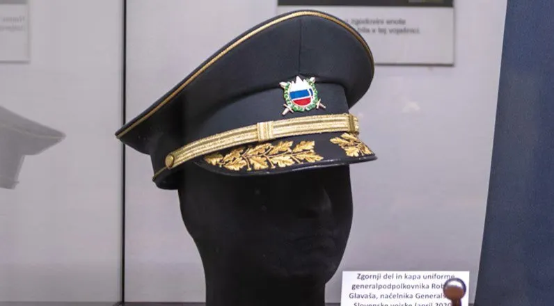Šapka častne uniforme Slovenske vojske